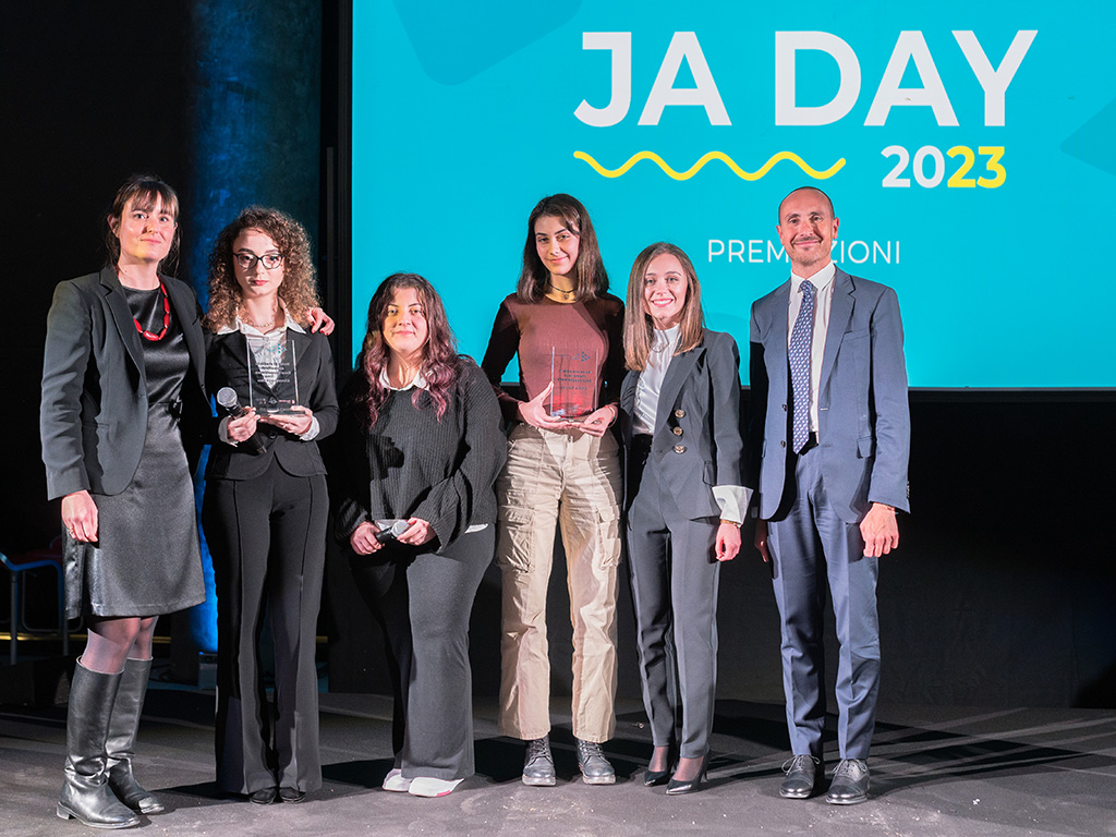 JA ALUMNI ITALIA, COCA-COLA HBC ITALIA AND COCA-COLA HBC ITALIA FOUNDATION AWARD TWO SCHOLARSHIPS